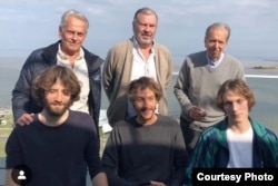 ადოლფო, ედუარდო ფა დანიელ სტრაუჩები მსახიობებთან, რომლებიც ფილმში მათ როლებს ასრულებენ