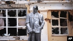 Лениндин эстелиги бузулду. Сужа шаары, Курск облусу, Орусия. 16.8.2024.