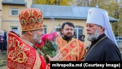 Mitropolitul Vladimir (dreapta) sosește la parohia „Sf. Mare Mucenic Dimitrie, Izvorâtorul de Mir” din sectorul Botanica al capitalei și este întâmpinat de protopopul Pavel Borșevschi (stânga), Chișinău, noiembrie 2021.