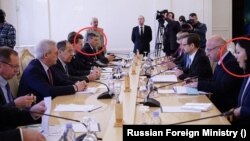 Салтанат Сакембаева (отпред, вдясно) и Андрей Руденко седят на една маса по време на срещата между тогавашния генерален секретар на ОССЕ Томас Гремингер и руския външен министър Сергей Лавров на 24 април 2019 г.