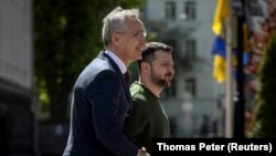 Генсек НАТО Йенс Столтенберг и президент Украины Владимир Зеленский на пресс-конференции в Киеве, 29 апреля 2024 года