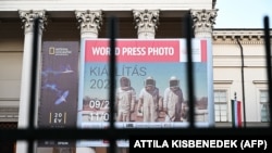 Плакат од изложбата World Press Photo exhibition во унгарскиот национален музеј во Будимпешта 