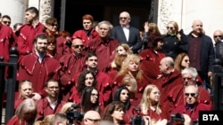 Десетки прокурори излязоха с тогите си пред Съдебната палата в София и много други областни градове в страната.