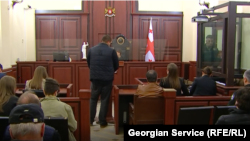 რობერტ ბზიშვილი აძლევს ჩვენებას სასამართლოს. 10 ოქტომბერი, 2023 წელი