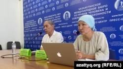 Тіркелмеген "Нағыз Атажұрт" ұйымының мүшесі Нәзигүл Мақсұтхан (оң жақта) мен Тұрарбек Асылбеков. Алматы, 7 тамыз, 2024 жыл. Азаттық архивіндегі сурет.