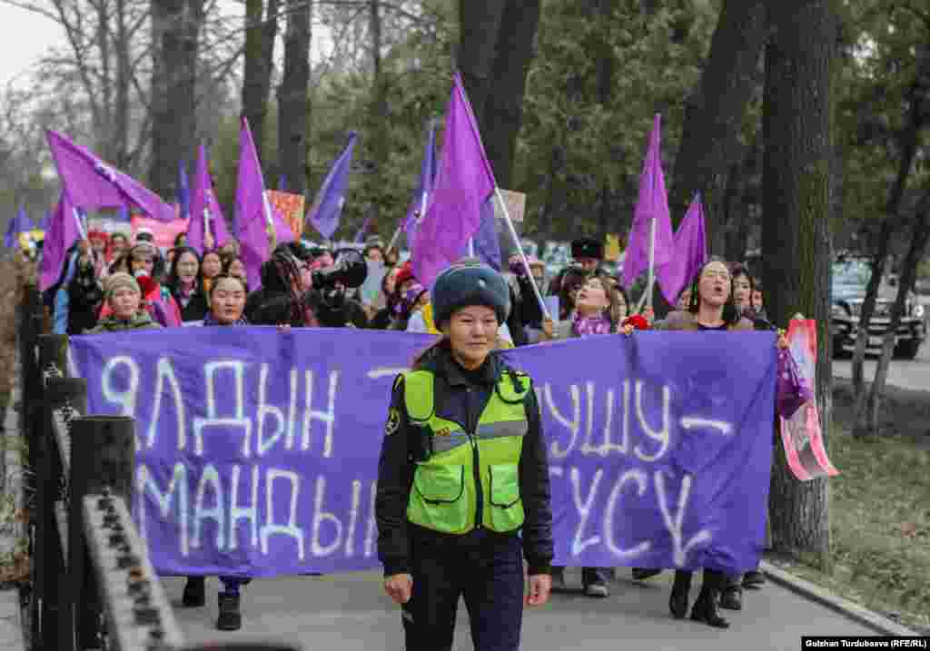 Жөө жүрүштү милиция кызматкерли баштап барышты.&nbsp;