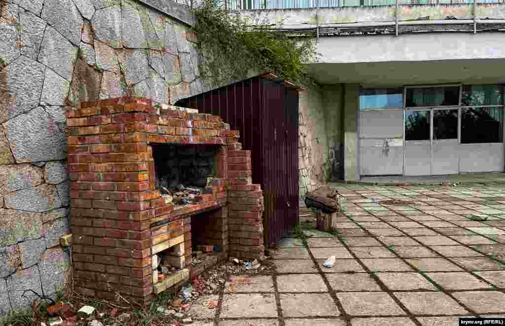 &laquo;Розбомблений&raquo; мангал перед входом у покинуту їдальню &laquo;Лівадії&raquo;. 2018 року російський бізнесмен Костянтин Малофєєв придбав історичний санаторій на торгах за 509,6 мільйона рублів. Йому, зокрема, дісталися всі будівлі оздоровниці, обладнання та меблі, а також об'єкти культурної спадщини&nbsp;