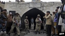 د پاکستان امنيتي ځواکونه او ځايي خلک د بلوچستان د سکرو د یو کان مخې ته ولاړ دي - انځور له ارشیفه.