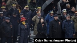 1 decembrie 2022, la parada militară de Ziua Națională sunt Marian Enache (Curtea Constituțională), Marcel Ciolacu și Alina Corbu, șefa Înaltei Curți de Casație și Justiției.