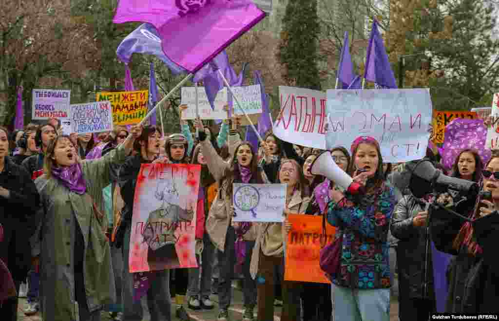 Кыргызстанда аялдардын бийликтеги орду, мамлекеттик жетекчилик кызматтардагы жетишсиздиги тууралуу маселе эгемендик алгандан бери улам көтөрүлүп келип, 2009-жылы Кыргызстан гендер теңдиги жөнүндө мыйзам кабыл алган. Анда бир жыныстагы кызматкерлердин саны жалпы жамааттын 30 пайызынан кем болбошу керек деп жазылган.