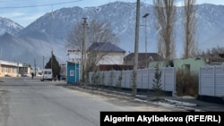 Ак-Сай айылы менен Тажикстандын Ворух анклавынын чектеш тилкеси