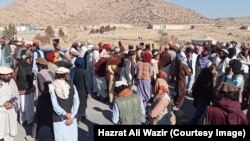 د انګور اډې پرلتوال وايي دوی له افغانستان سره د انګور اډې لارې پرانیستل، امنيت، بجلي، د موبایل ټېلېفون شبکه ، روغتونونه او د تعليمي ادارو فعالیت غواړي.