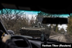Un soldat ucrainean conduce un vehicul de luptă blindat BMP-1, în timpul atacului Rusiei asupra Ucrainei, în orașul Avdiivka, la 17 octombrie.