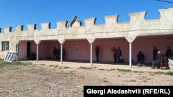 27 წლის ასიმ ასლანოვის სახლი სოფელ ლამბალოში, სადაც მან სავარაუდოდ მოკლა არასრულწლოვანი 