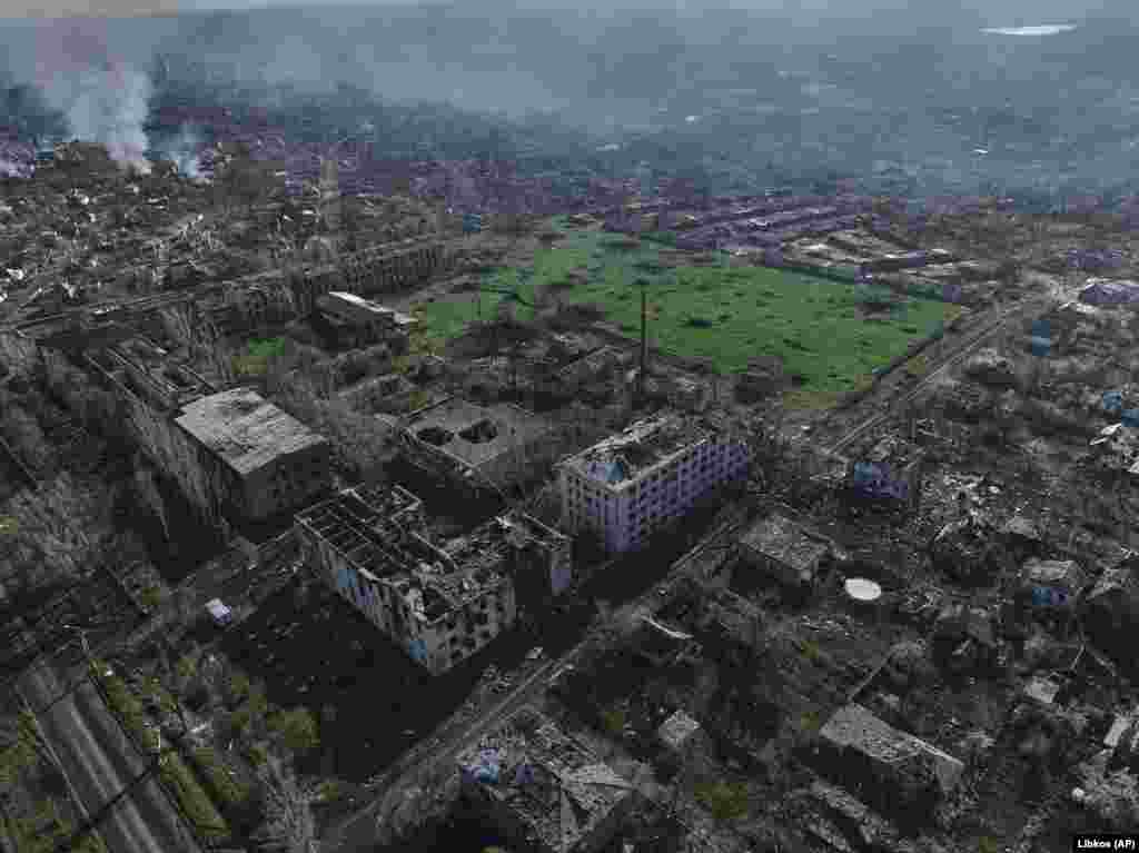 У штурмах Бахмуту з боку РФ, зазначають фахівці, здебільшого беруть участь&nbsp;найманці ПВК &laquo;Вагнер&raquo;. У &laquo;Вагнері&raquo; стверджували раніше в квітні, що сили цього ПВК контролюють 80 відсотків міста. Київ спростовує цю інформацію