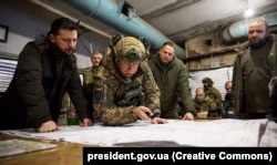 На фронте под Купянском. Слева направо: президент Владимир Зеленский, главком ВСУ Александр Сырский, Андрей Ермак, ноябрь 2023 года