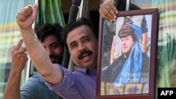 په صوابۍ کې د عمران خان پلويانو د هغه انځور په لاسونو کې نيولی دی ـ انځور له ارشيفه