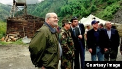 ელჩი რიჩარდ მაილსი.