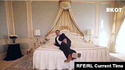 Един от синовете на лидер на Хамас позира на леглото в луксозна хотелска стая в Катар Снимка: RKOTOfficial/twitter