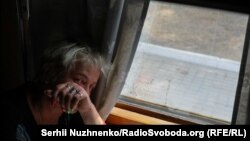 Жінка в евакуаційному потязі на вокзалі у Покровську, Донецька область, 30 серпня 2024 року