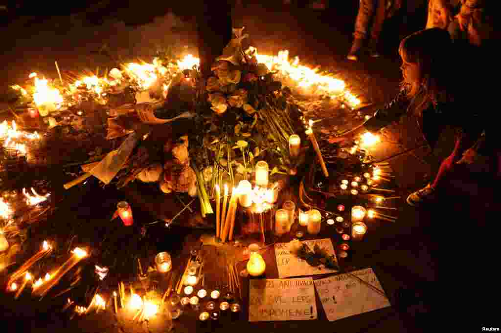 Cveće, sveće i reči za nastradale u blizini Osnovne škole "Vladislav Ribnikar".