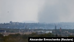 Fumul se ridică deasupra unei zone a orașului Avdiivka, 13 octombrie 2023.