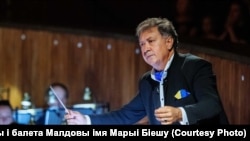 Вячаслаў Чарнуха-Воліч на спэктаклі ў Нацыянальным тэатры опэры і балету Малдовы імя Марыі Біешу. Архіўнае фота