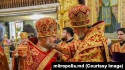 Mitropolitul Vladimir îl decorează pe protopopul Pavel Borșevschi cu ordinul mitropolitan „Sfântul Gavriil Bănulescu Bodoni” de gradul II, noiembrie 2021.