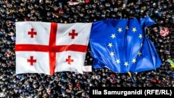 Флаги Грузии и ЕС на акции в Тбилиси, архивная фотография