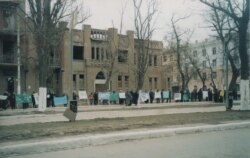 Соьлжа-ГIалара Толаман проспектехь нохчийн зударийн митинг. 2003-чу шеран зазадокху-бутт. Сурт: Блюэнн Изамбар (Bleuenn Isambard)