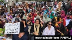 د بشري حقونو کمېشن غړي او نور فعالان په کراچۍ کې د جبري بې درکیو ضد مظاهره کوي - پخوانی انځور.