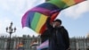 Мъж размахва знамето на дъгата по време на "10-и Санкт Петербург Прайд", август 2019 г.