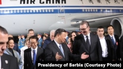 Presidenti i Kinës, Xi Jinping, dhe lideri serb Aleksandar Vuçiq, takohen në aeroportin e Beogradit mbrëmjen e 7 majit.