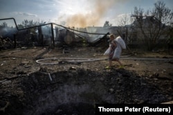 Воронка, оставшаяся от одного из ударов по городу, 3 августа 2025 года