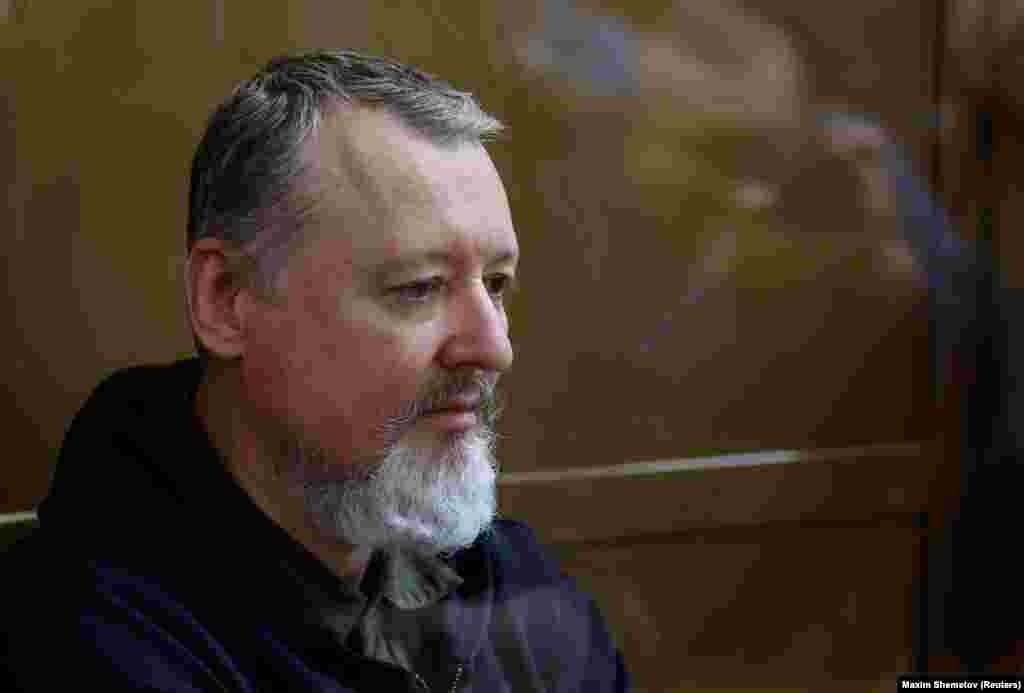 На фото Игорь Стрелков (Гиркин) сидит за стеклянной стеной камеры для подсудимых перед началом судебного заседания в Москве, Россия, 25 января 2024 года. В этот день&nbsp;Московский городской суд приговорил его к четырём годам лишения свободы в колонии общего режима по обвинению в "публичных призывах к экстремистской деятельности" (ч. 2 ст. 280 УК РФ). Суд также запретил ему в течение трёх лет администрировать интернет-ресурсы. Дело рассматривалось в закрытом режиме, а обвинение основывалось на публикациях Гиркина в его Telegram-канале, где он критиковал действия российских властей и военное руководство.