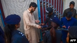  د نومبر پر ۱۷مه، پاکستان پولیس د افغان کډوالو د معلومولو لپاره د خلکو د ګوتو نښې ګوري 