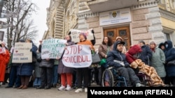 Imagine din 11 martie, atunci când zeci de asistenți personali au protestat în fața primăriei Chișinău împotriva deciziilor autorităților locale care îi lăsau pe unii fără salarii, iar pe alții cu doar jumătate.