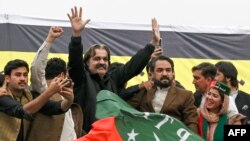 علي امين ګنډاپور په يوه جلسه کې - انځور له ارشیفه 