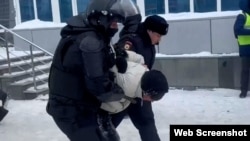 Полиция хезмәткәрләре Фаил Алсыновны якларга чыккан активистны тоткарлый. Уфа, 19 гыйнвар, 2024 ел