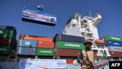 د بلوچستان په ګوادر بندر کې يو پاکستانی عسکر په مالونو بار کانټېنرونو سره ولاړ دی ـ انځور له ارشيفه