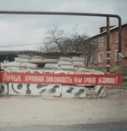 Референдум дIахьочу хенахь Нохчийчоь. 2003 шо, зазадокху-бутт. Сурт: Блюэнн Изамбар (Bleuenn Isambard)