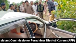 په پاړه چینار کې پر یو ګاډي له وسلوال برید وروسته پولیس د پېښې ځای کې ولاړ دي - د ارشیف انځور 