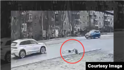 Балыкчыда окуучу кызды машина коюп кеткен учур видеокамераларга түшүп калган.