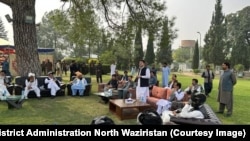 د نومبر پر لومړۍ نېټه په ميرامشا کې د اتمانزيو جرګې د مشرانو او د شمالي وزيرستان انتظاميې ترمينځ مذاکرات وشول.