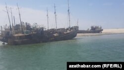 Arhiw suraty. Ýaşaýjylar Hazar deňziniň suwunyň çekilmeginden hem alada galýarlar