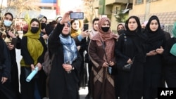 Кілька десятків жінок вийшли на рідкісну акцію протесту в Кабулі, вимагаючи більше прав, 8 березня 2023 року