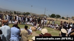 د اتمانزیو جرګې مشران په شمالي وزیرستان کې د غونډې پر مهال - پخوانی انځور.