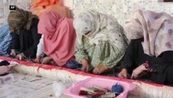 جوزجان کې یوې ښځې د قالین ووبدلو کارخانه پرانیستې