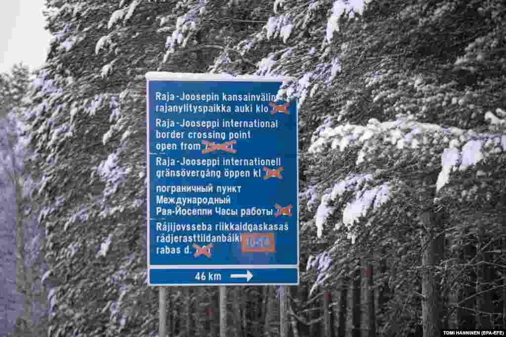 Дорожній знак показує шлях до прикордонного пункту Раджа-Йосепі. Гельсінкі звинувачує Москву в спрямуванні мігрантів до кордону Фінляндії, як помсту за її рішення збільшити оборонну співпрацю зі Сполученими Штатами. Кремль це звинувачення відкидає &nbsp;