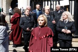 Говорителката на главния прокурор Сийка Милева (в средата) пред съдебната палата в София.